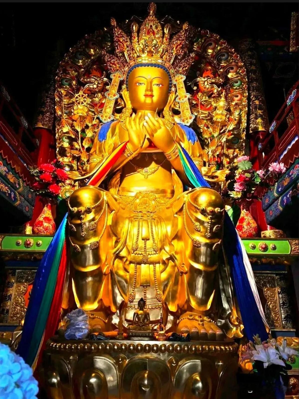 五台山罗喉寺弥勒尊佛🙏🙏🙏
宝殿鎏金，佛光熠熠。这尊弥勒菩萨像结跏趺坐，双