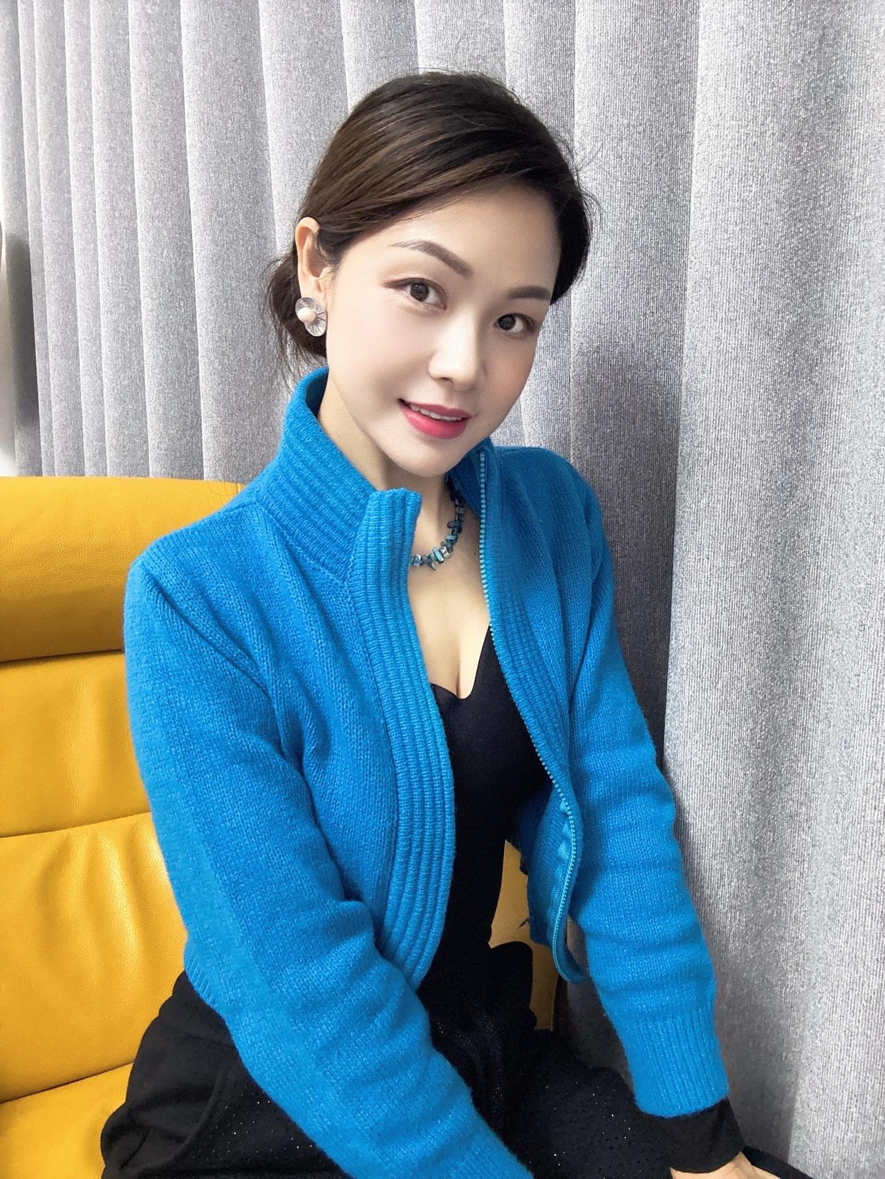 又见那孤雁飞，雪花染白了眉，谁还在那风雪中
，痴痴的等人归，又是一夜难入睡，烈酒