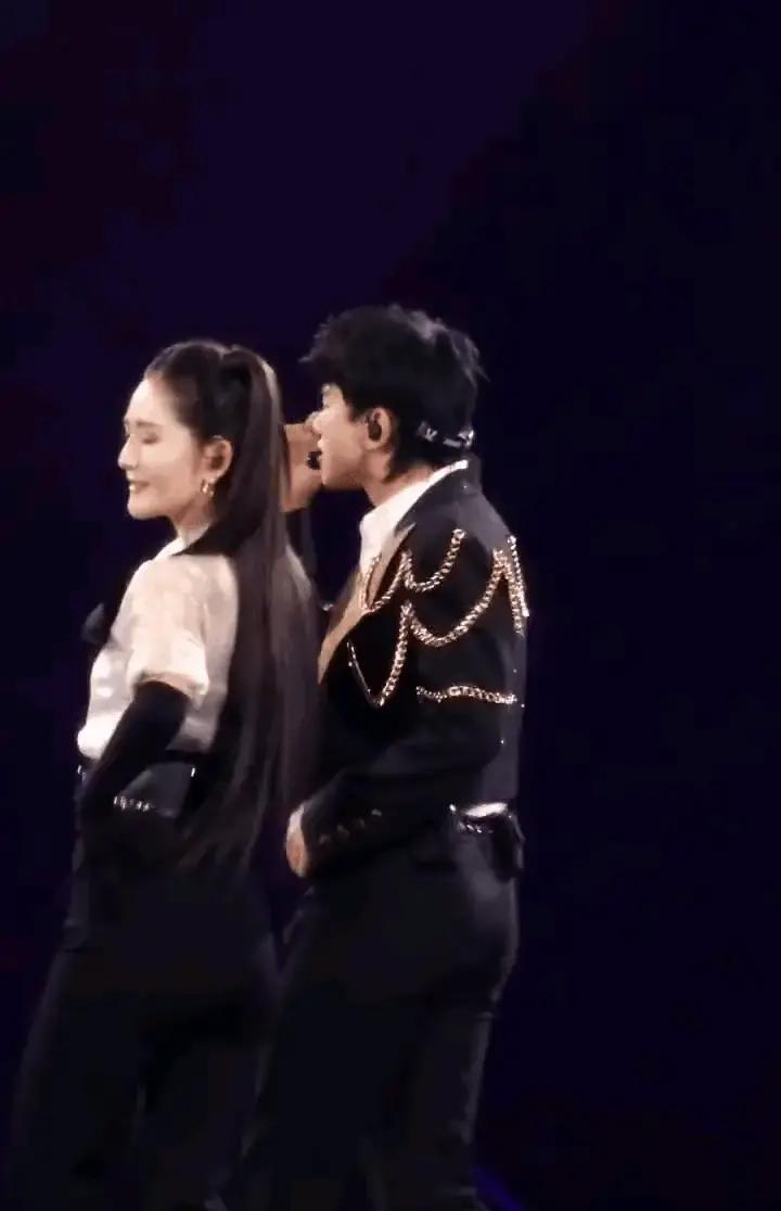 全黑情侣装=车祸现场
 
谢娜张杰同框被嘲，问题不在喇叭裤，而是把两个雷区一起踩