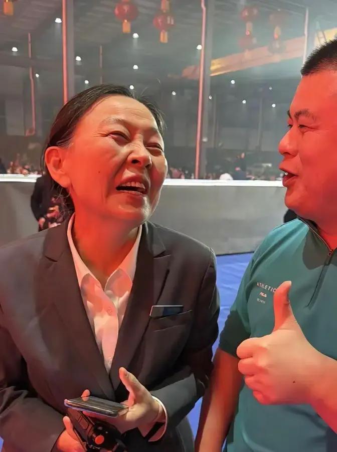 矿山年会现场6000万现金码成墙，财务总监郭玉梅拿着秒表喊开始，员工戴手套狂数1