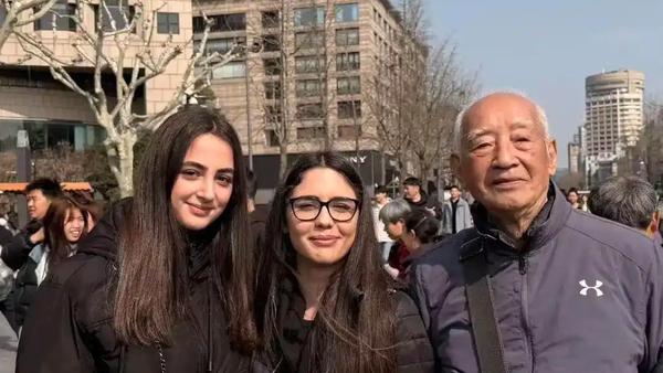 近日，一位98岁高龄的爷爷在西湖边与外国人交流的画面火爆网络，引得无数网友点赞，