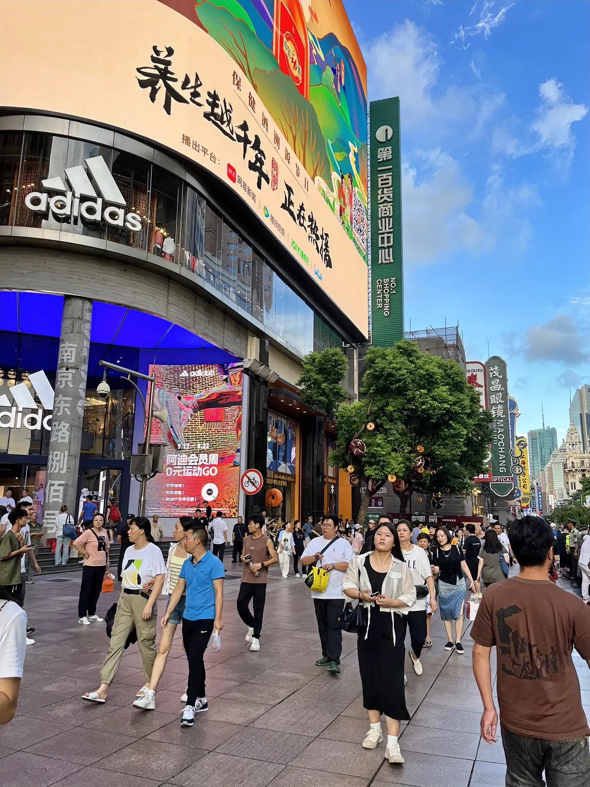#分享一张你在上海拍的最美照片吧#这是上海南京路步行街最老的第一百货，现在已发展