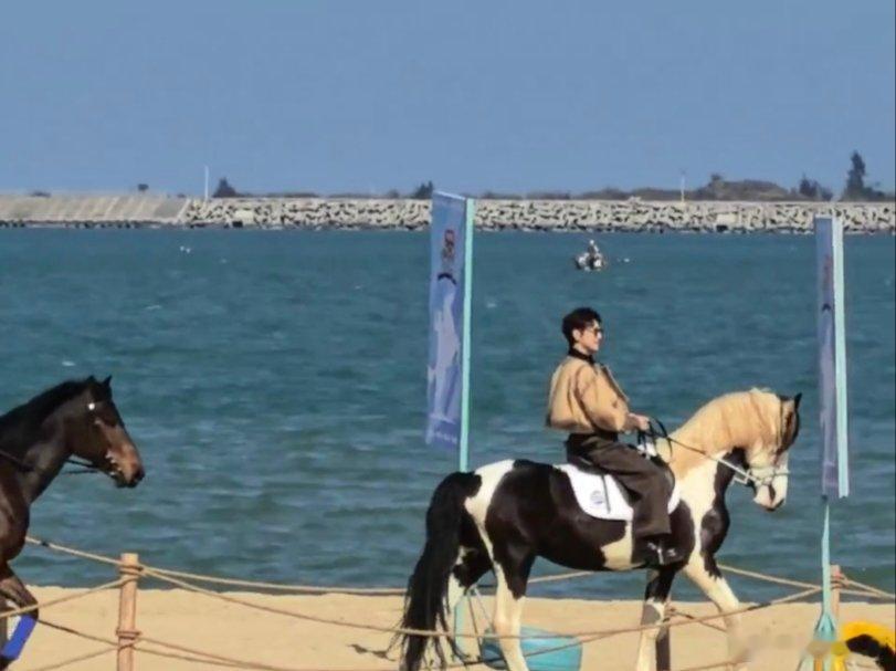 何炅海边骑马也算休息了一下 好六海南团建的正确打开方式！让全年连轴转的何老师解锁