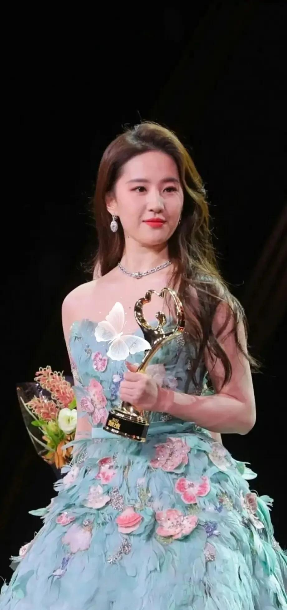 刘亦菲是一位备受关注的女演员，她凭借出色的演技和高颜值，吸引了大量粉丝的喜爱。在