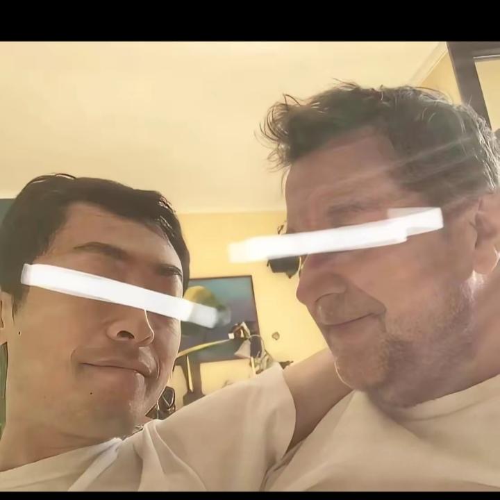 沈阳那位大姐，抱着手机哭到天亮，眼睛肿得像核桃，最后狠心把账号都注销了。

就因