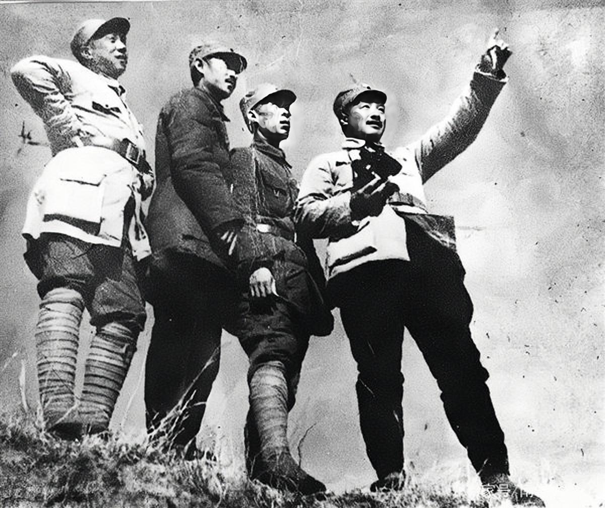 1937年10月，120师四位首长在雁门关前观察地形。最右边一手拿着望远镜，一手