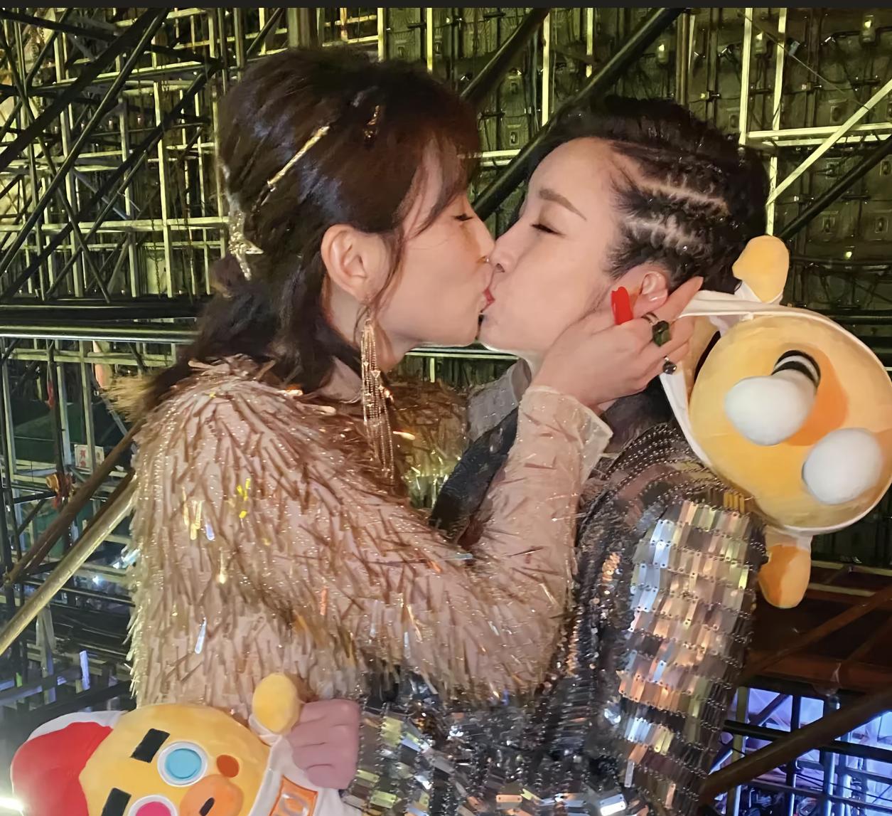 2024年晚会演出结束后，刘芸和秦岚两人玩闹互动。是闺蜜之间搞怪借位亲吻，并不是