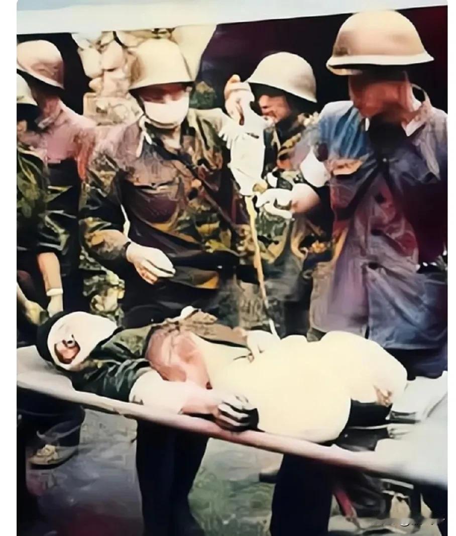 请不要遗忘他！
图一:80年代，一等功臣刘庄在后方医院被截肢后的图片。
图二:身