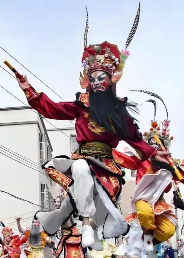 方圆天地，为头条联友对联：
纵横千里独行客，
闯荡九州天涯人。