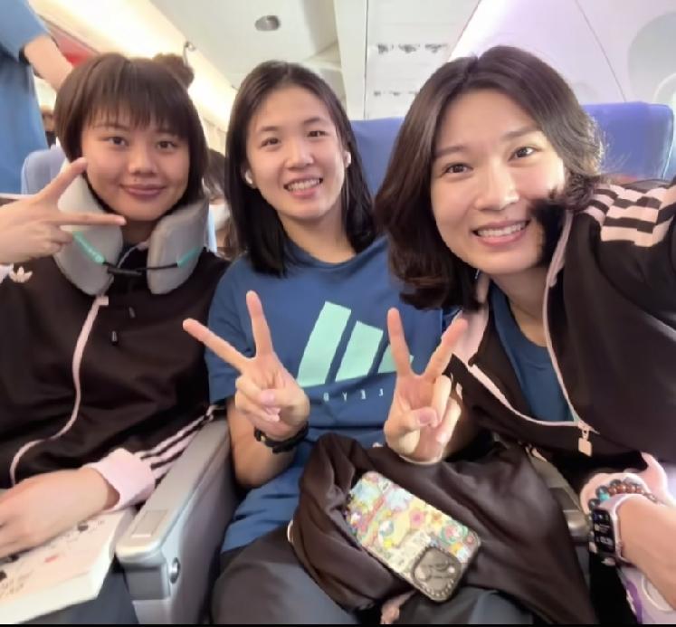 中国女排，为什么总招人稀罕？可能这就是答案，这不，昨晚接近23点刚打完比赛，今天