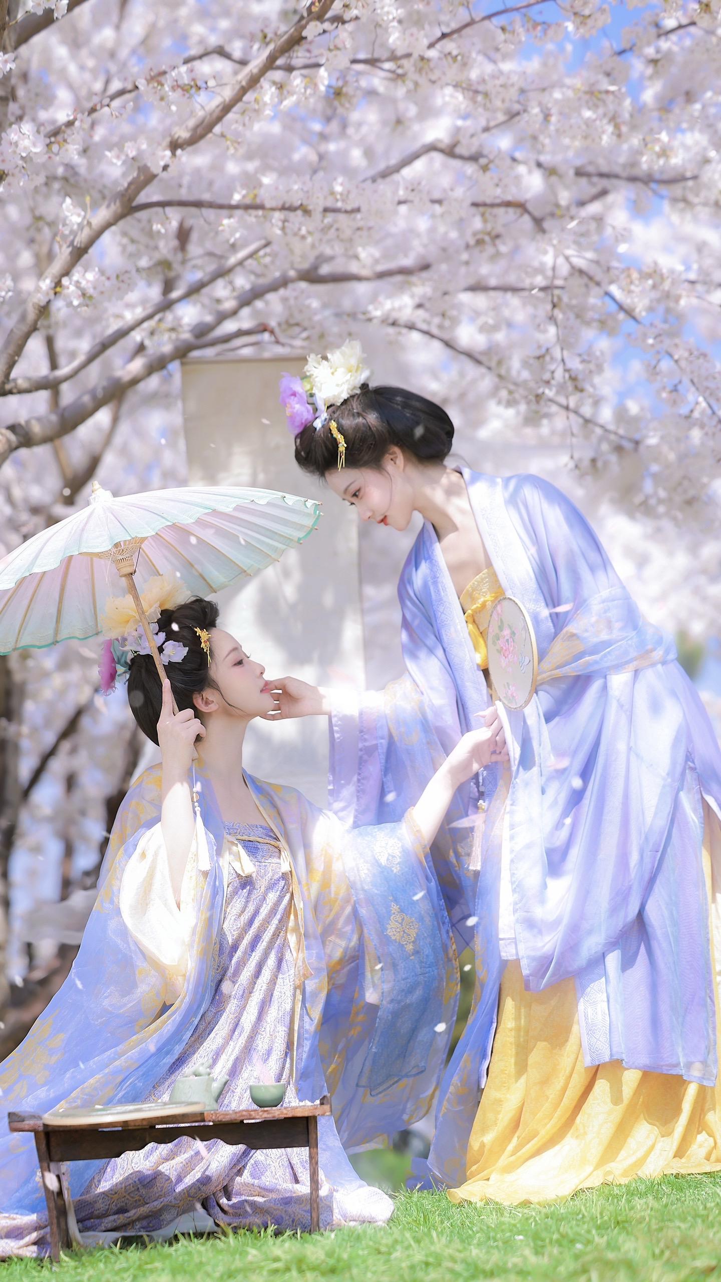 镜里花蓉并蒂芳｜大唐姐妹。爱死这种双人的氛围感了！ 🧚‍♀️：   💄