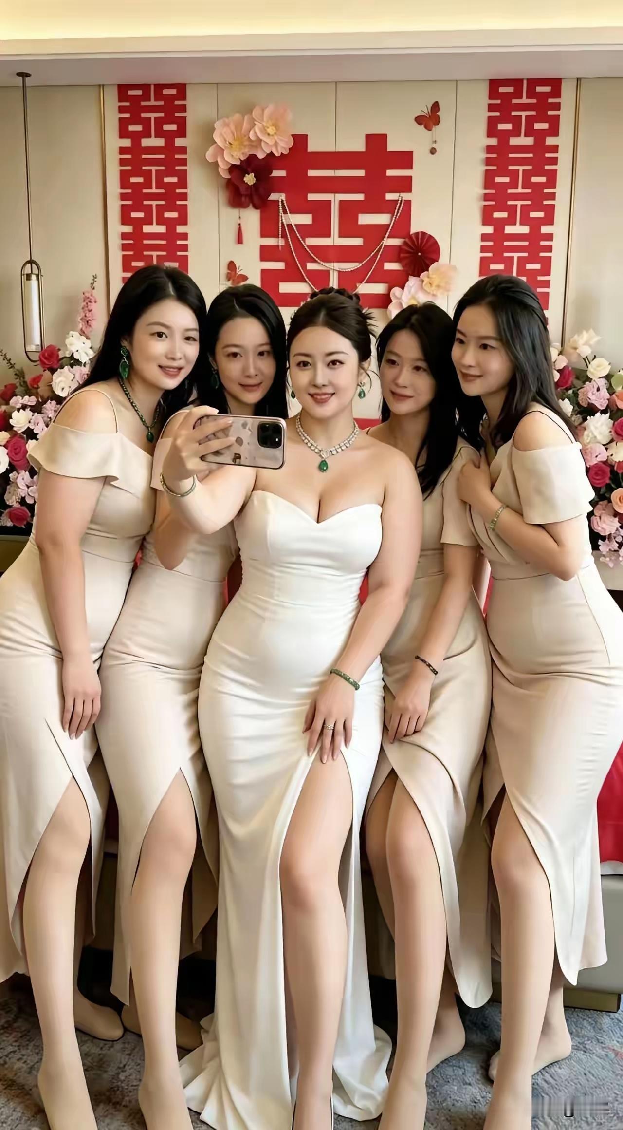 一场婚礼请了五个伴娘，这阵仗确实够大的，感觉家主在这方面挺“嚣张”的。而且这五个