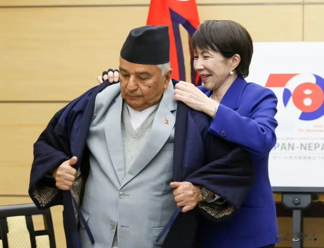 一片哗然！高市早苗再现谄媚外交。当地时间2月4日，日本首相高市早苗在官邸会见了来