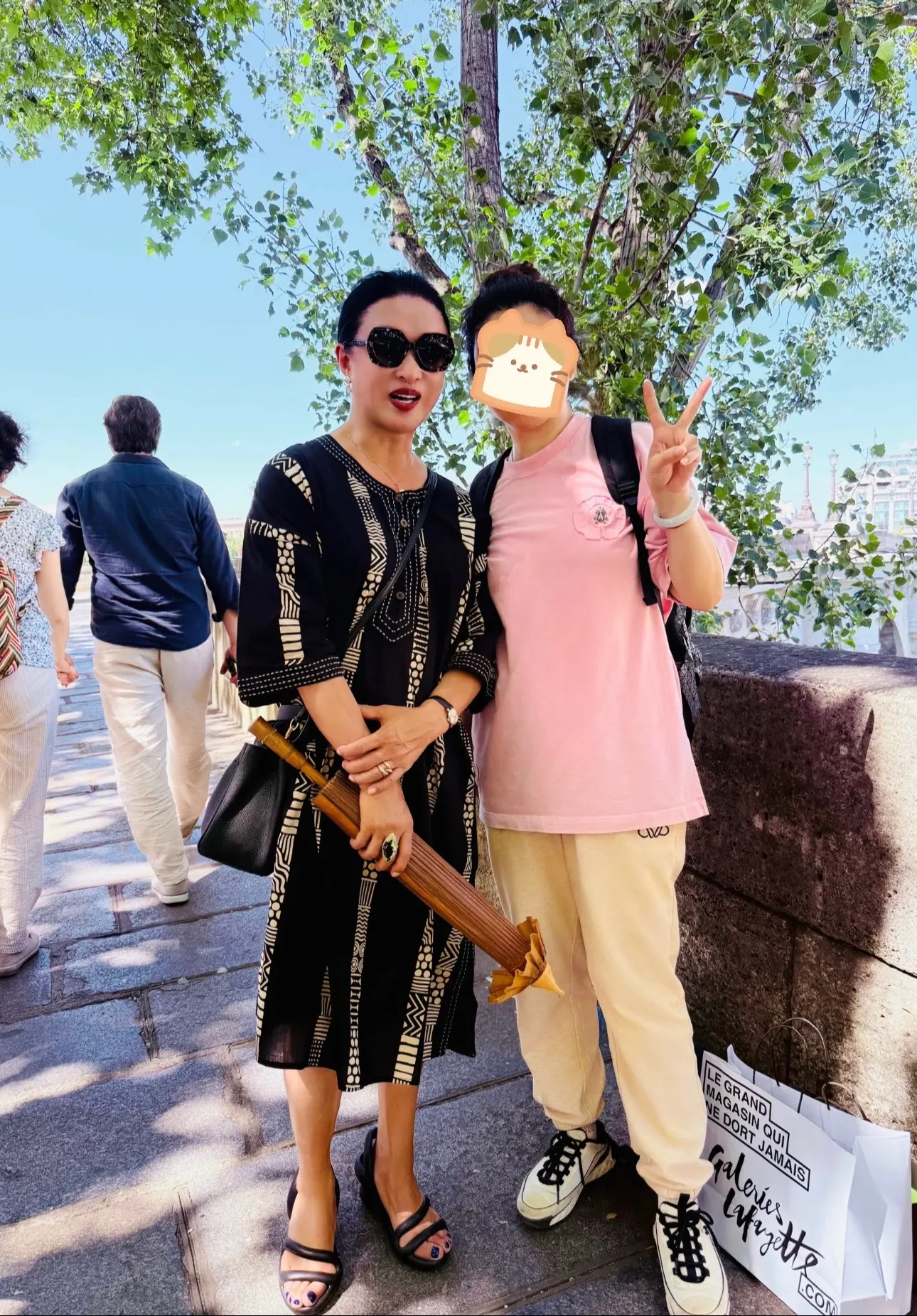 网友巴黎街头偶遇金星，手拿油纸伞浓浓中国元素