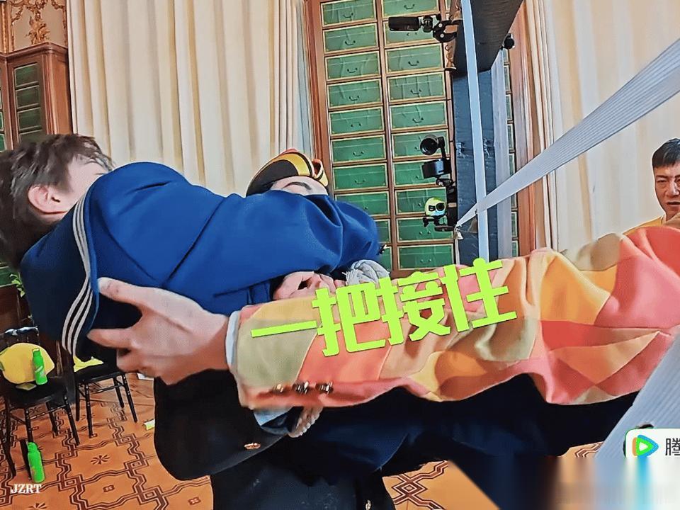 刘宇宁这两副面孔，扯下了多少男星的遮羞布？  《地球超新鲜2》里，他抱王玉雯，是