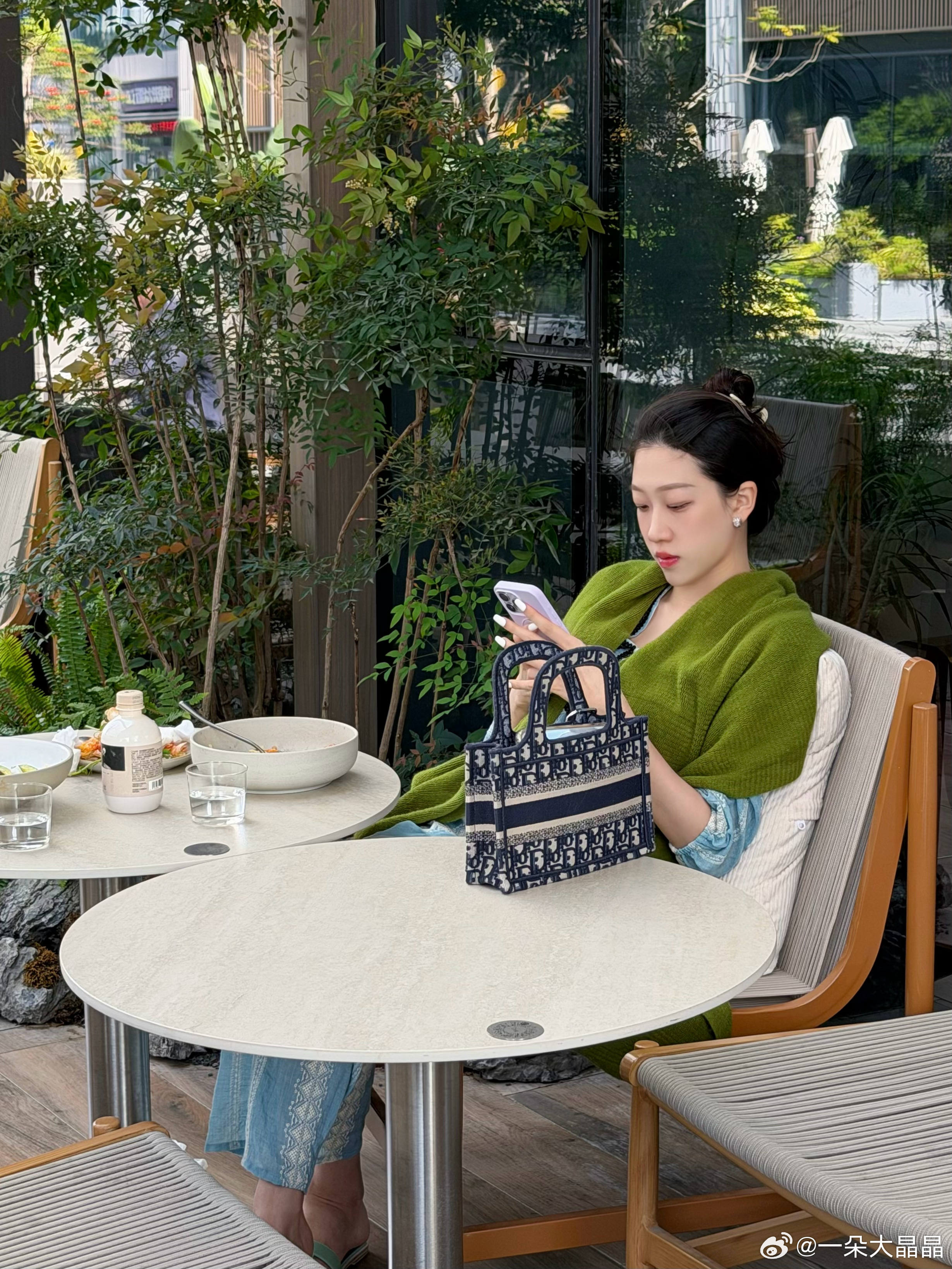 好吧 在某种程度上还是要感谢品牌方的虽然每次拍广子我都很暴躁 但是没有他们估计我