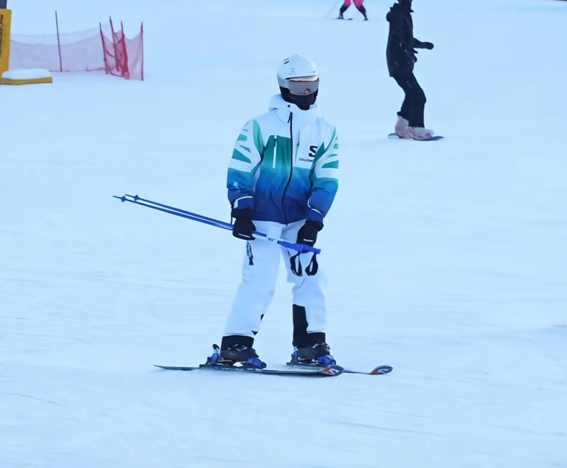 松花湖偶遇白敬亭偶遇白敬亭松花湖滑雪 松花湖偶遇白敬亭，偶遇白敬亭松花湖滑雪。 