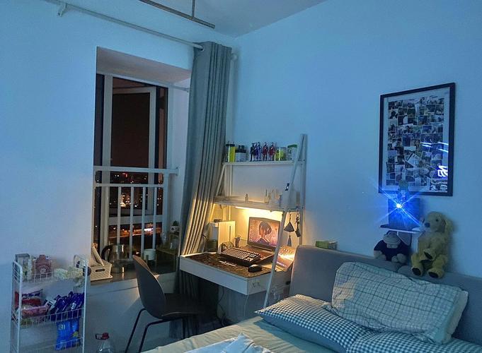 现在失业有多惨？住在自如合租房里，一共五个房间。主卧带独卫的女生，没失业，天天凌