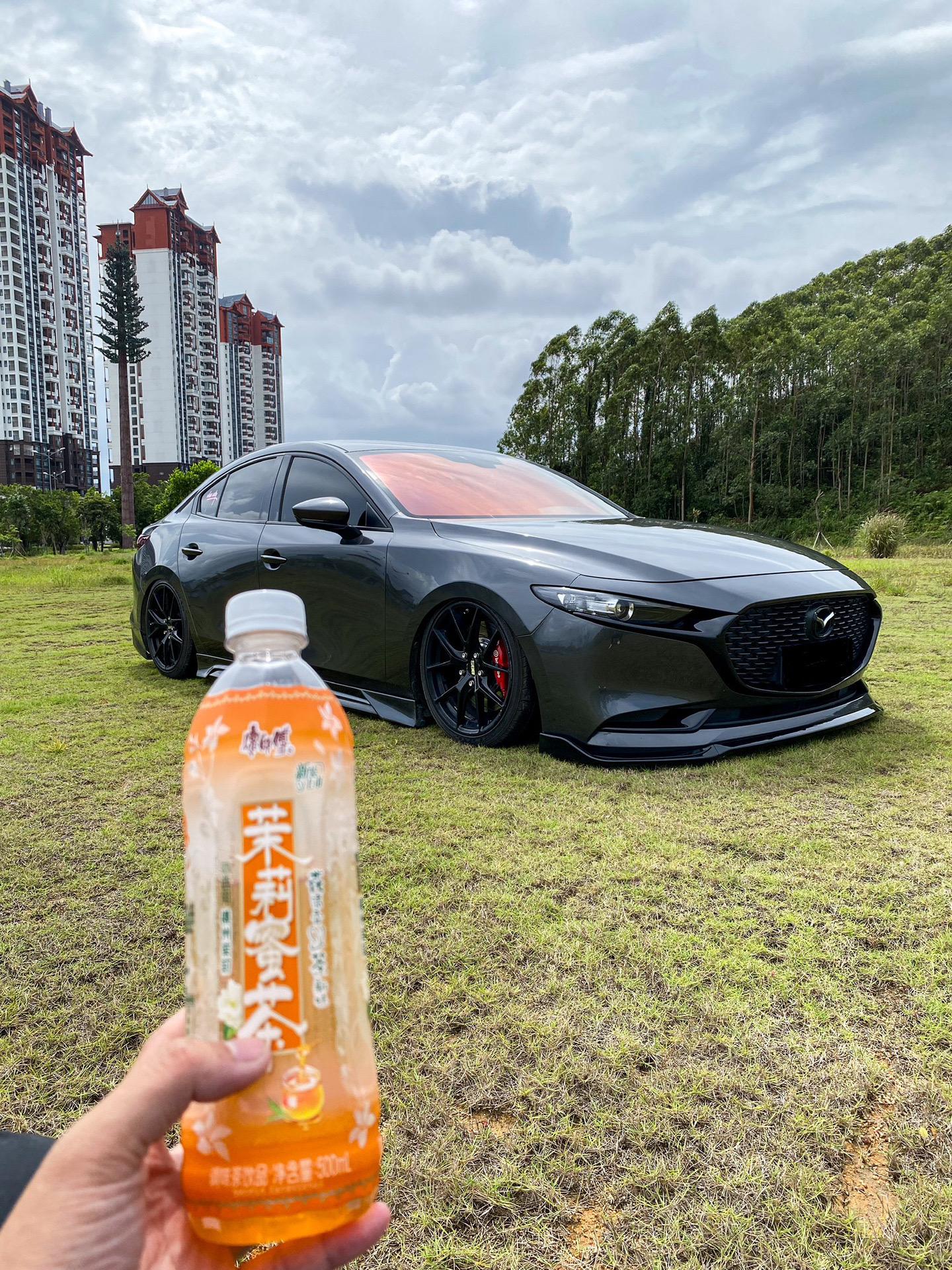 一瓶水一个人一台车，就静静坐在旁边看着它发呆