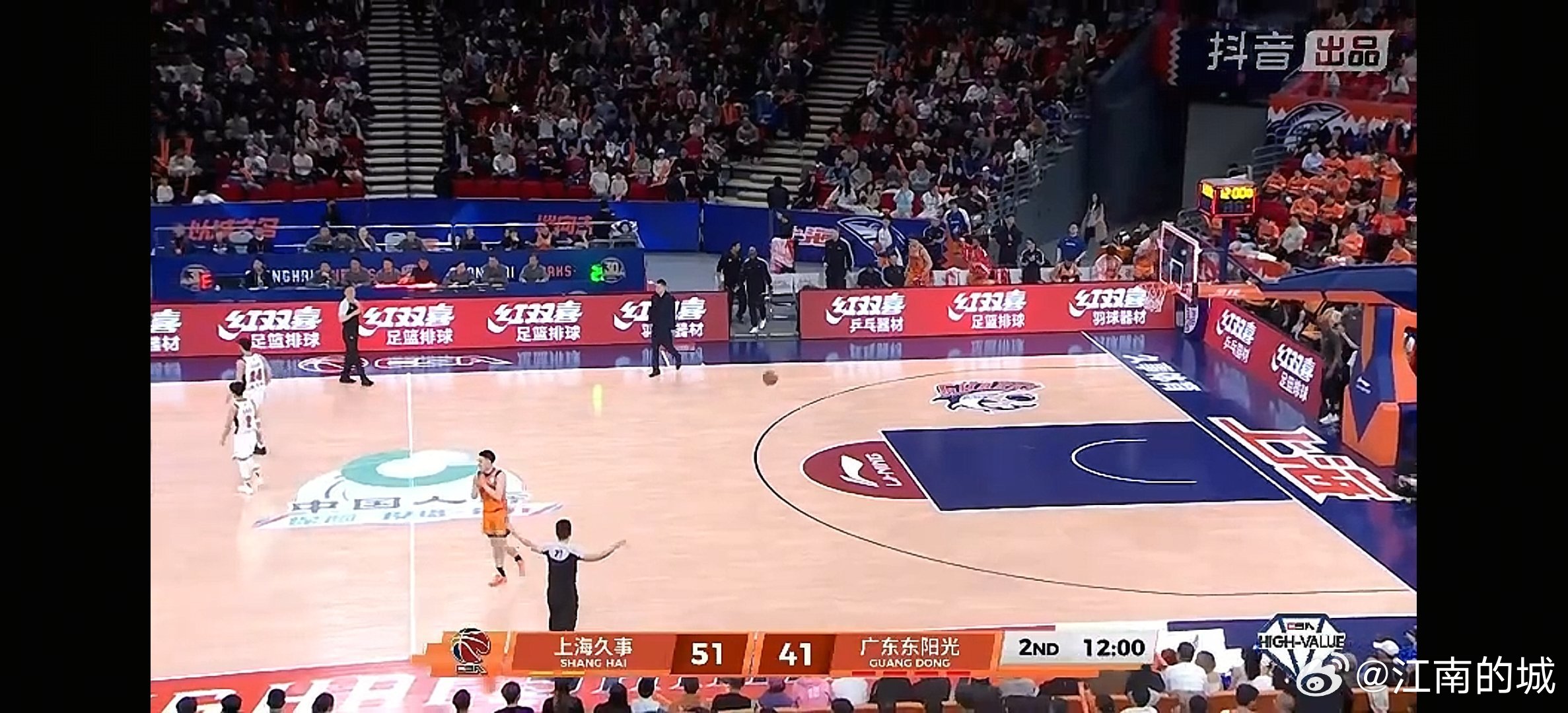 半场结束，上海久事主场领先广东东阳光10分。大白边发挥出色cba上海男篮vs广东