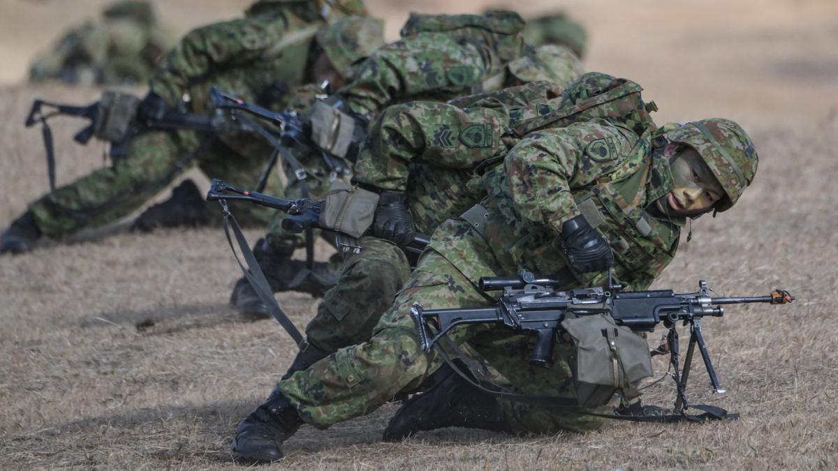 小泉进次郎近日玩起文字游戏、大耍滑头，公然声称：中国拥有大量的核武器和战略轰炸机