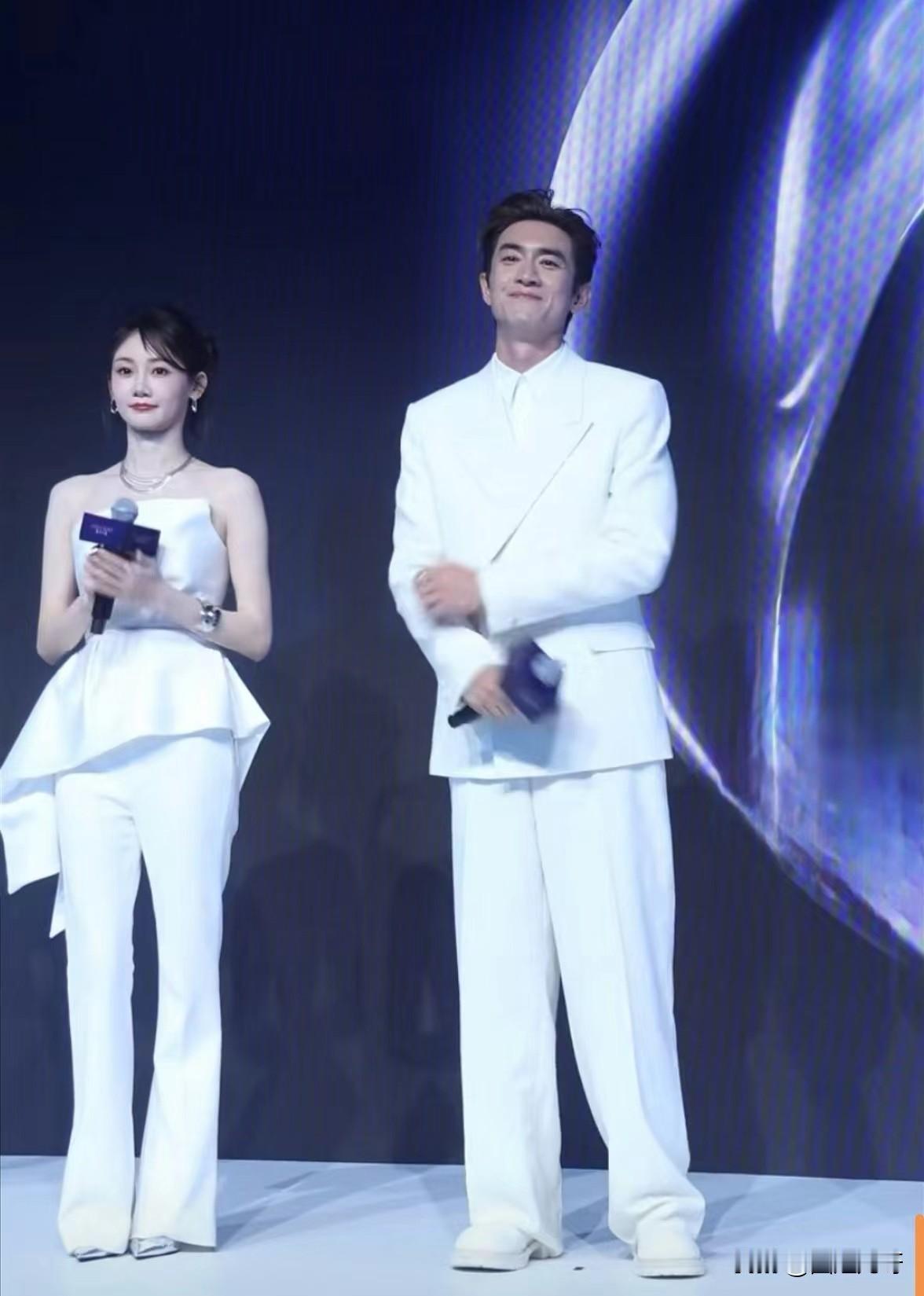 又实锤了！林更新与苗苗同台而站，中间都隔着一个人的距离了。神君的分寸感，果然只有