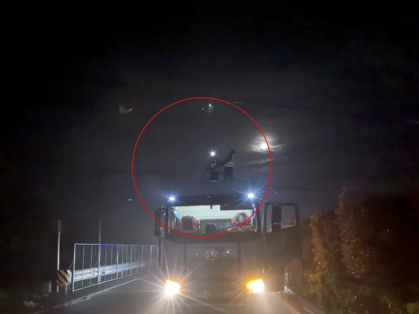 宁波宁海警民同心托举平安路 近日，宁海一段路上因为交通事故，通信光缆掉在了路中间