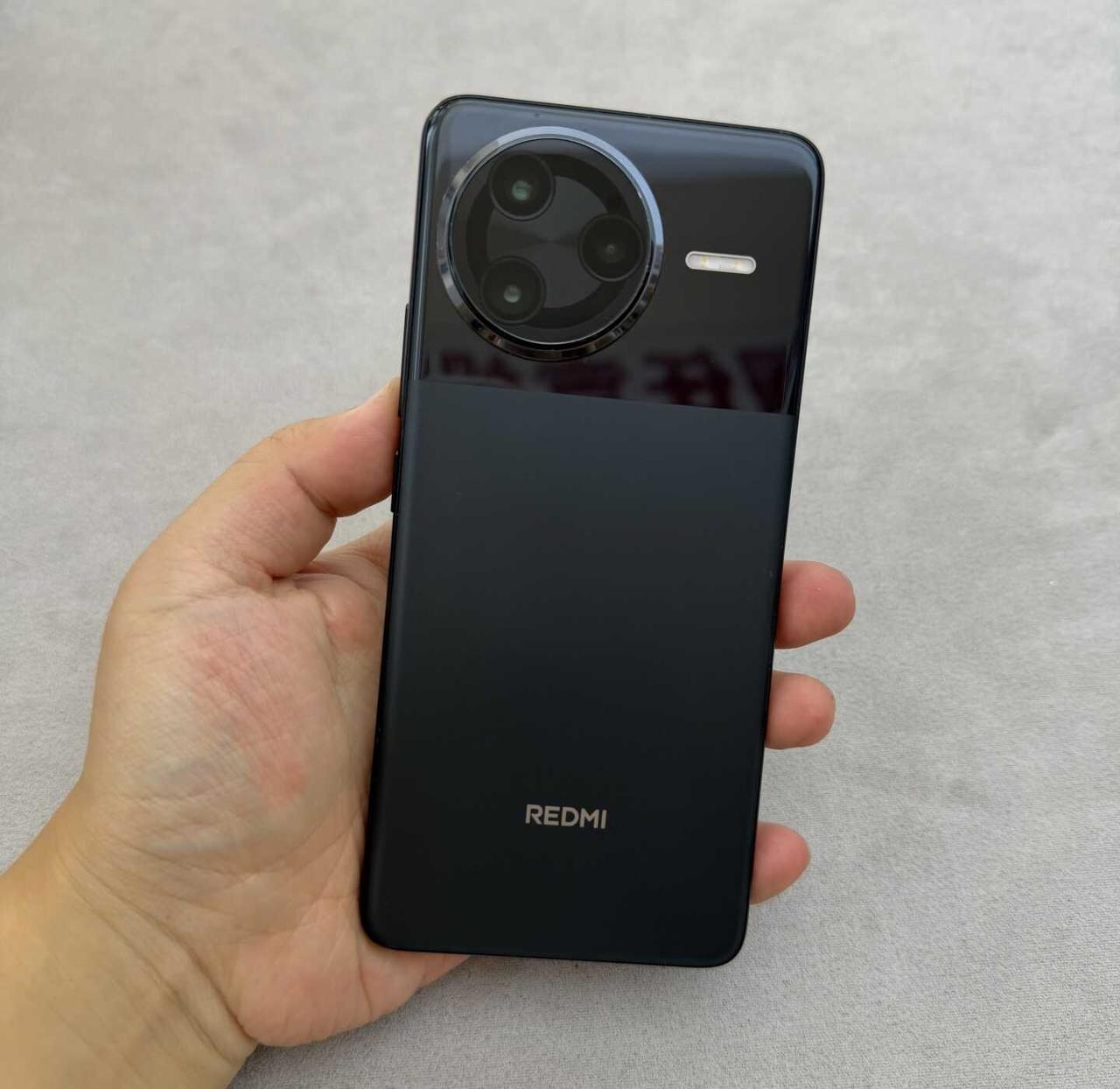 为什么红米手机背面都长一样？
小米RedmiK80Pro 玄夜黑 12加512 