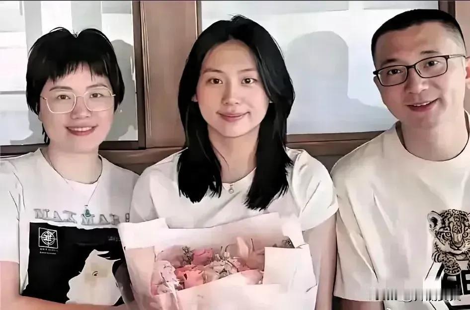 陈熠更像谁？像妈妈多一些还是像爸爸多一些？

陈熠遗传了父母的身高。公开资料陈熠