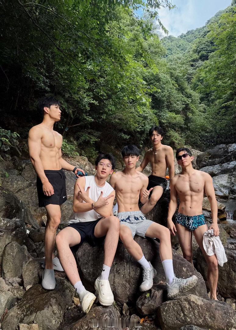 夏日山林里的溯溪👬局 