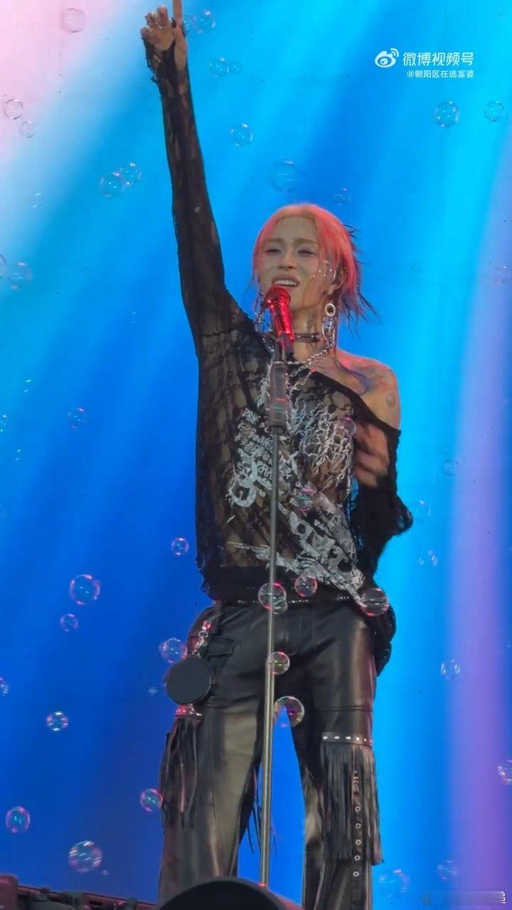 ONER音乐节挤时间给粉丝唱情歌永远会为ONER心动！忙完音乐节，也要赶在日落时