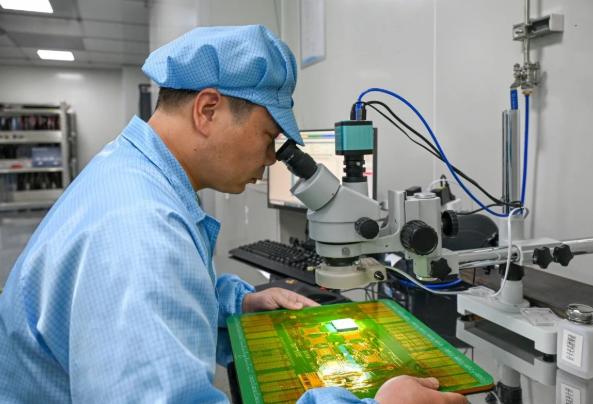 这组数据确实很提气！
2026年上半年，中国集成电路出口额达到1772.8亿美元