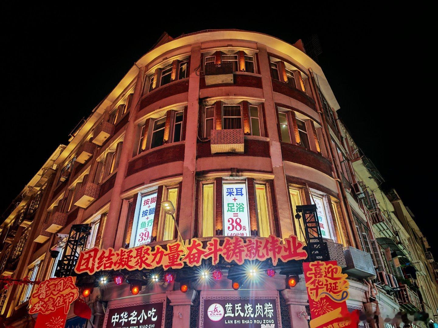 假期最后两天，厦门中山路步行街还是这么多人，大家还没玩累吗[泪奔]  ​​​