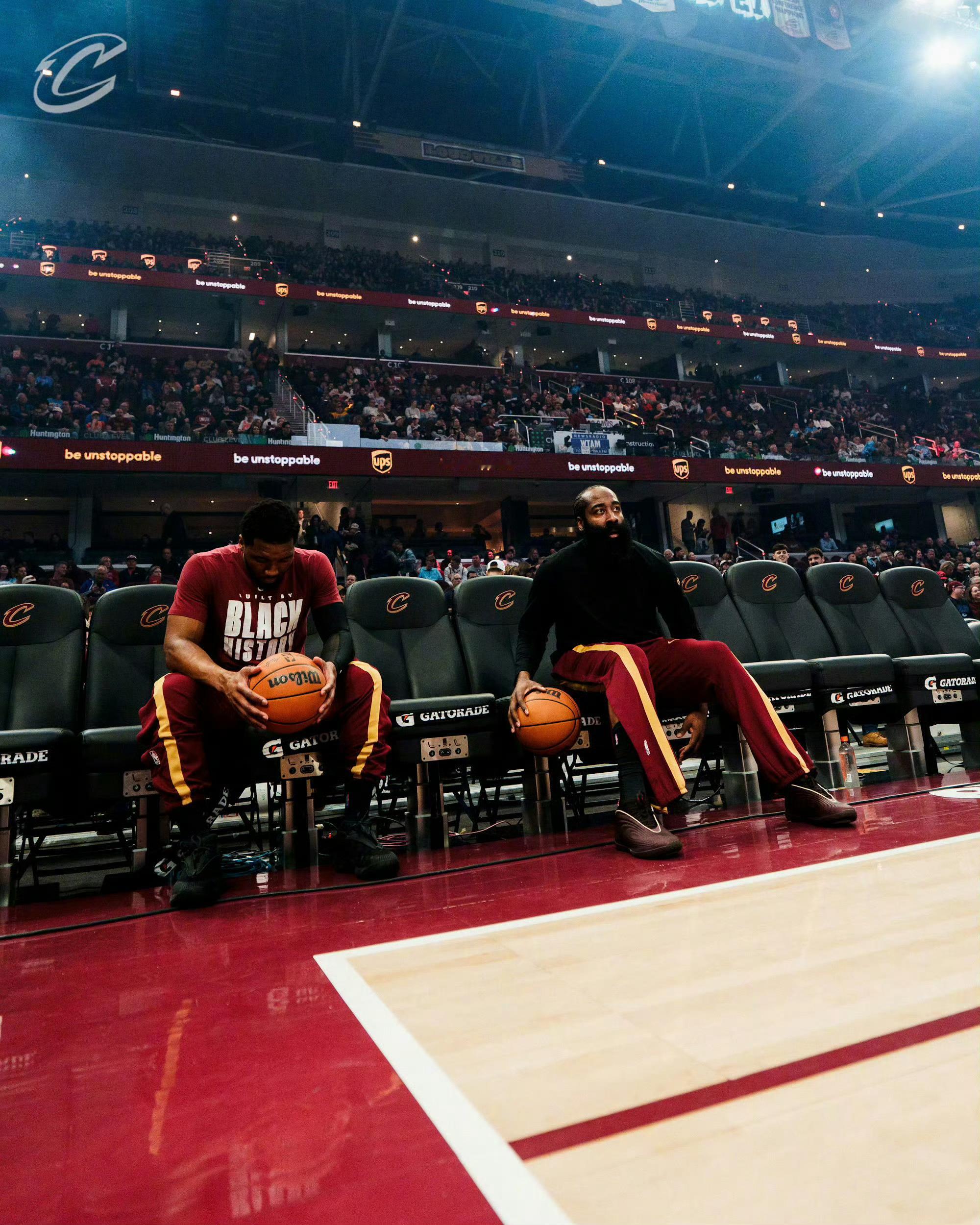 米切尔近日接受采访时表示：这是他和哈登争夺总冠军的“最佳机会” 。“当你们两个人