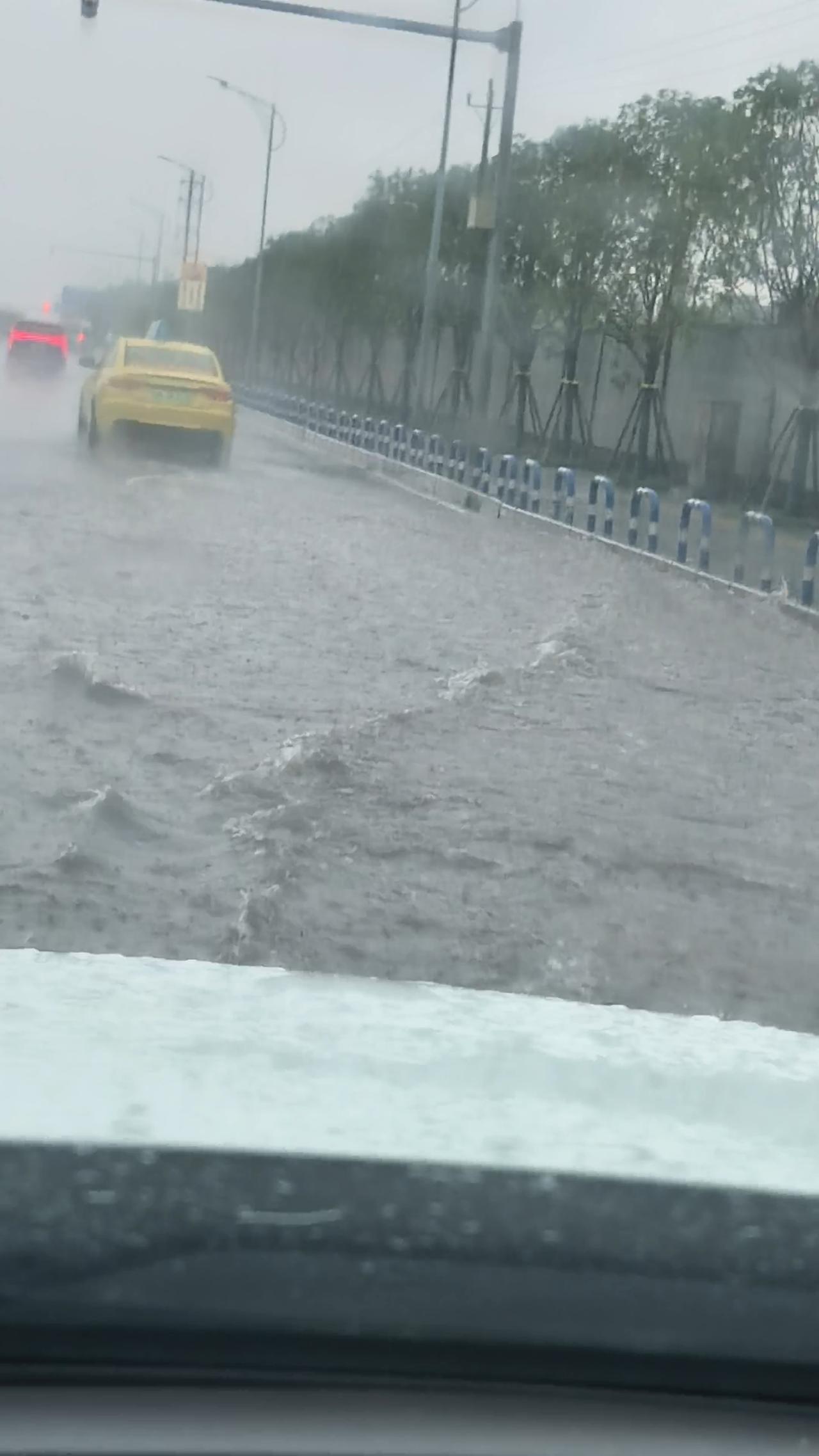 成都大暴雨转移山城重庆！今天7.9日。前几天成都人民才领略了的大暴雨。没想到几天