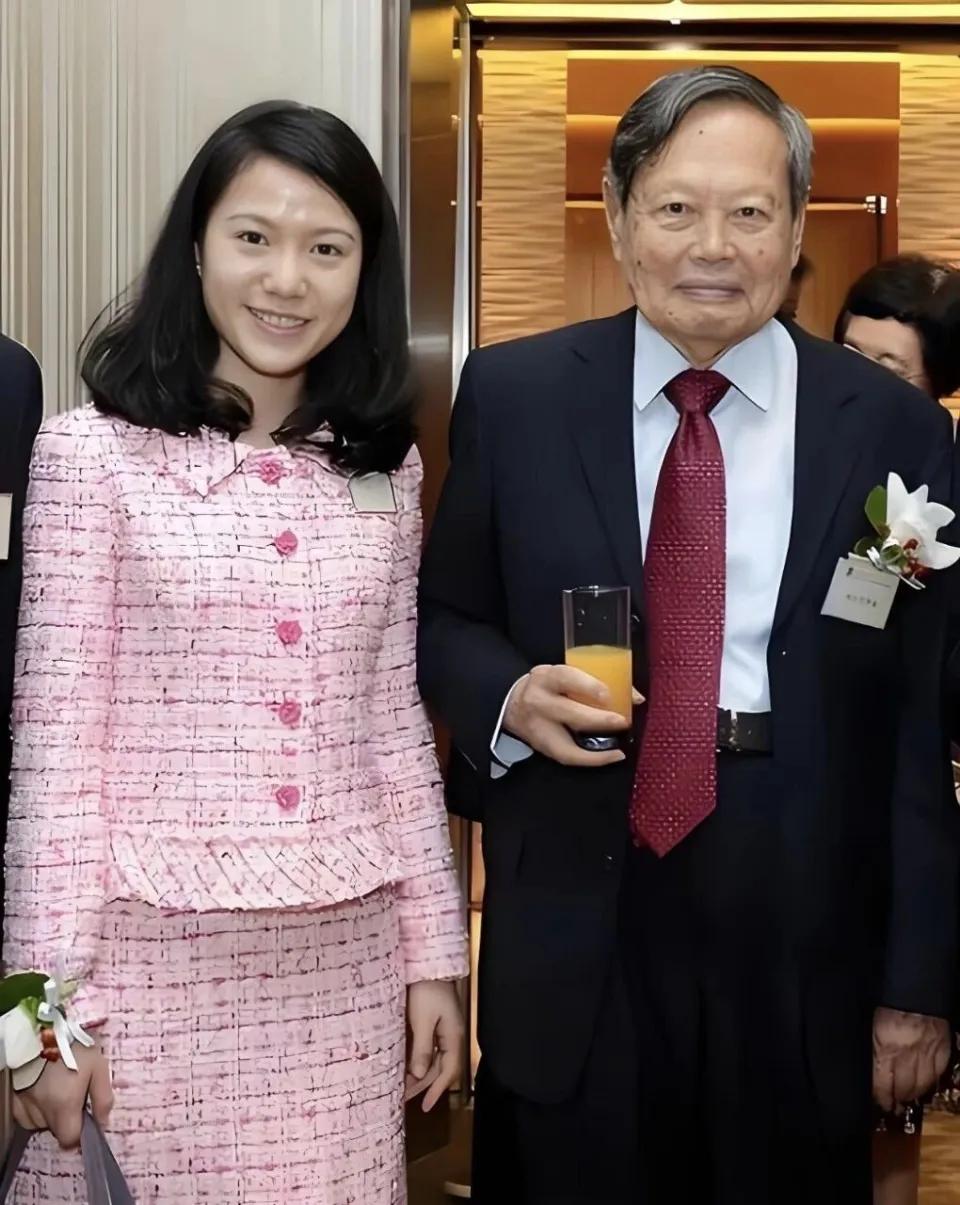 振宁去世后，48岁翁帆首发声，字
情真意切！
相伴20年，翁帆说这段婚姻给她带来