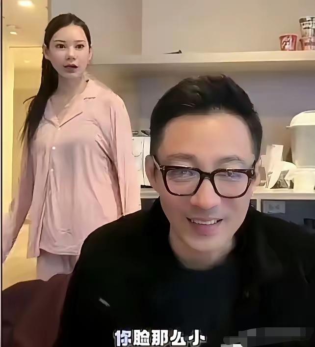 马筱梅怼汪小菲那段，看得人直乐。汪小菲笑着说她“脸也不大，干嘛嘟嘴”，人家瞬间脸