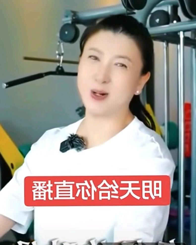 闫学晶不装了，她说以前大家对她的认可，夸她戏演的好，二人转唱的好。说她优秀，还有