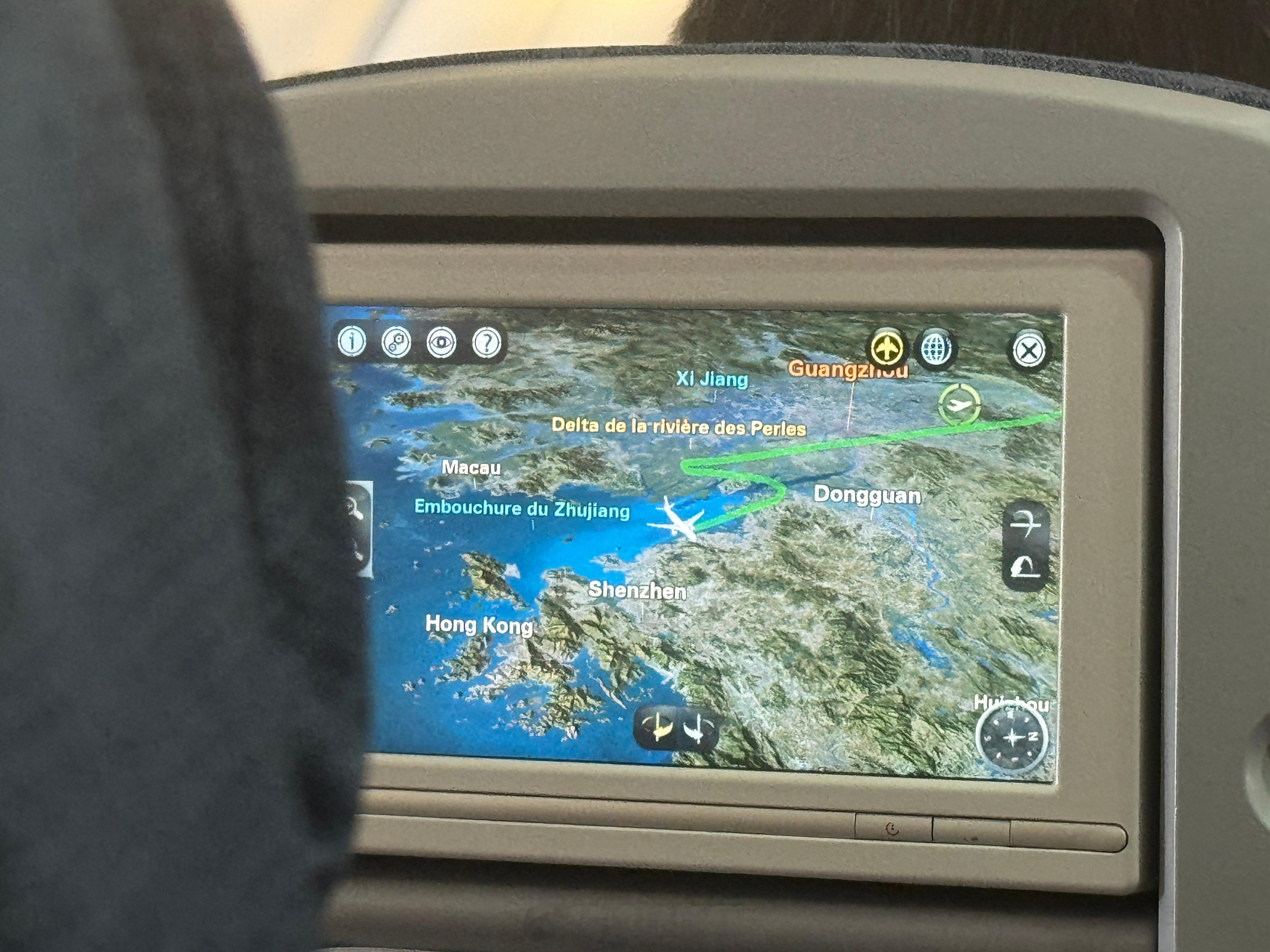 北京飞广州的国航航班，降落时有乘客在打电话，说今天晚饭就赶不上了，因为备降深圳了