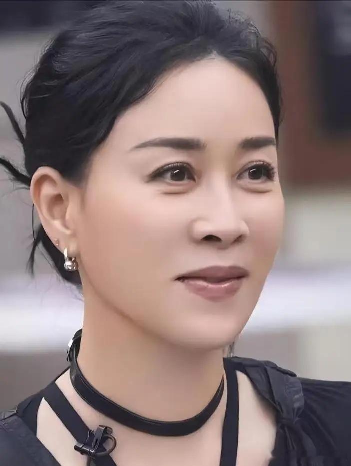 那英在录《歌手》时，当着何炅的面说“你再给我说一遍规则”，后台导演血压直接飙到1
