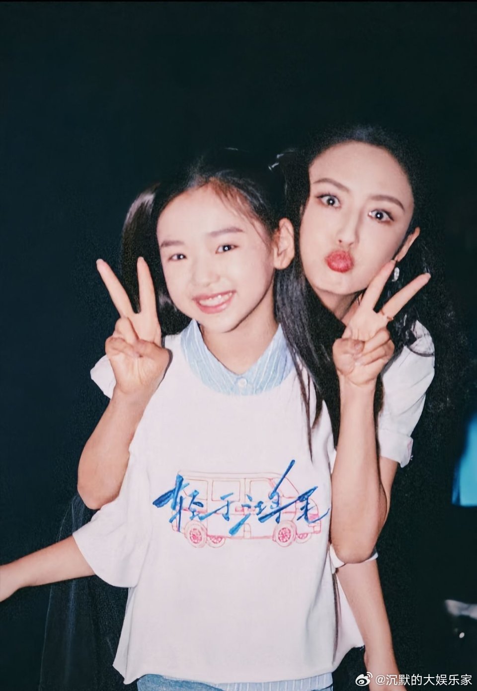 佟丽娅把董璇的女儿小酒窝当亲闺女一样对待，这就是不一样的闺蜜情吧！你的孩子也是我