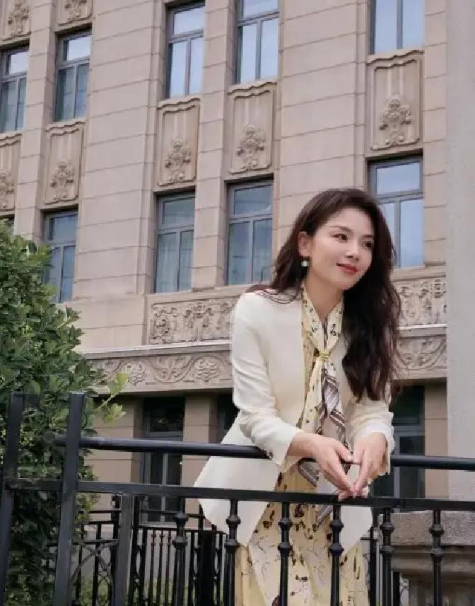 刘涛四年连拍25部戏把4亿债务全清零。

2013年王珂投资失败，她一句他欠的我