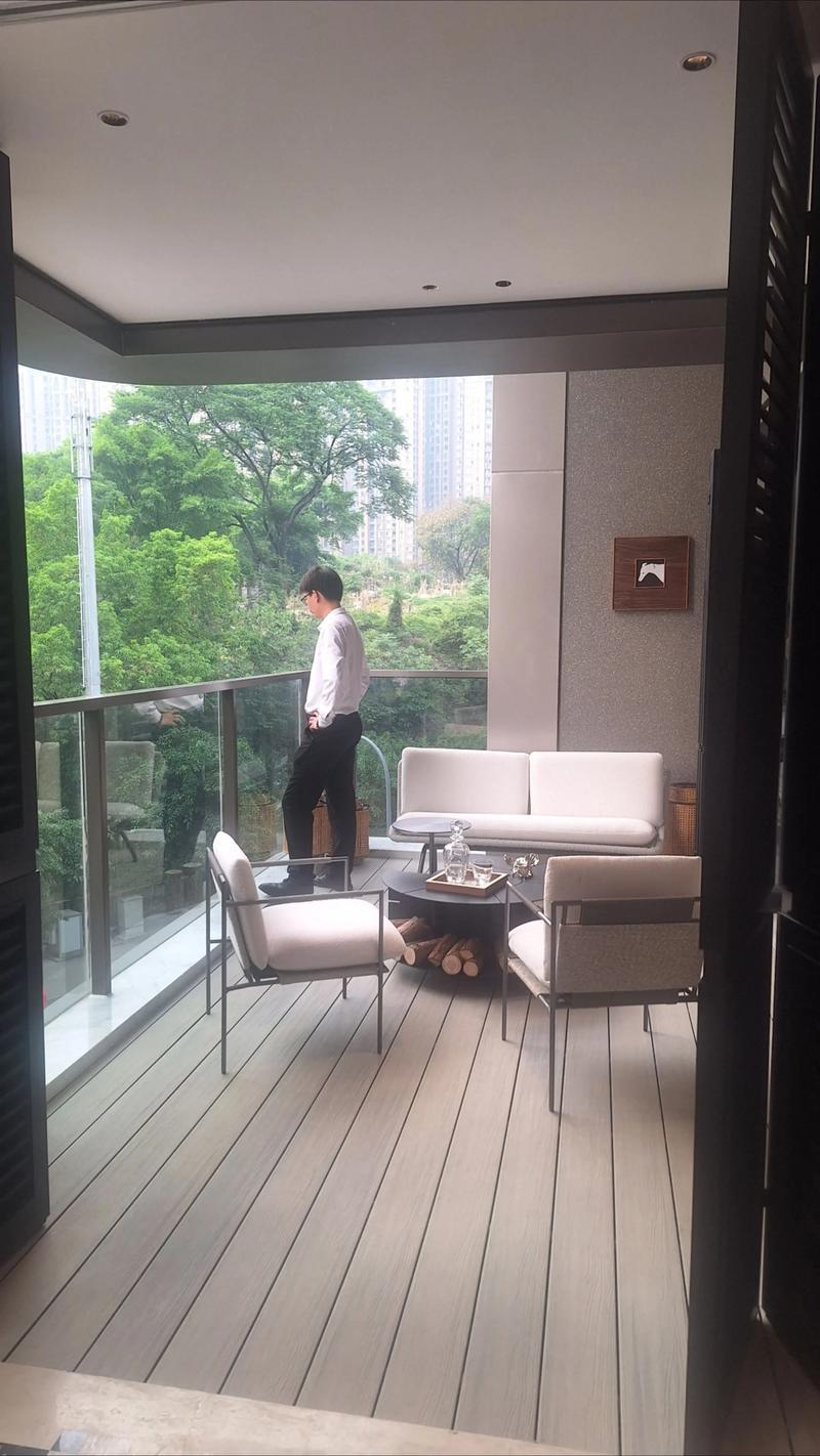 我23年五月买的房子，卖家说已经搭进去20万了，房贷实在吃不消。现在是26年，过