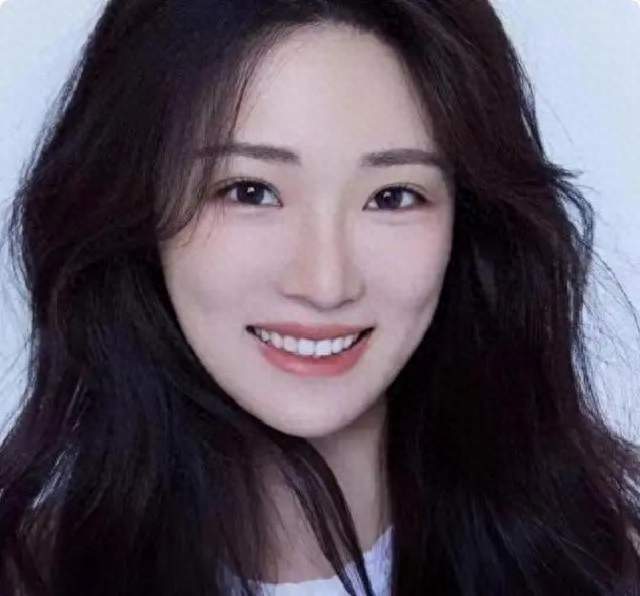 全网抵制！拿没教养当个性的她，终于惹了众怒！难怪郝蕾都嫌弃她