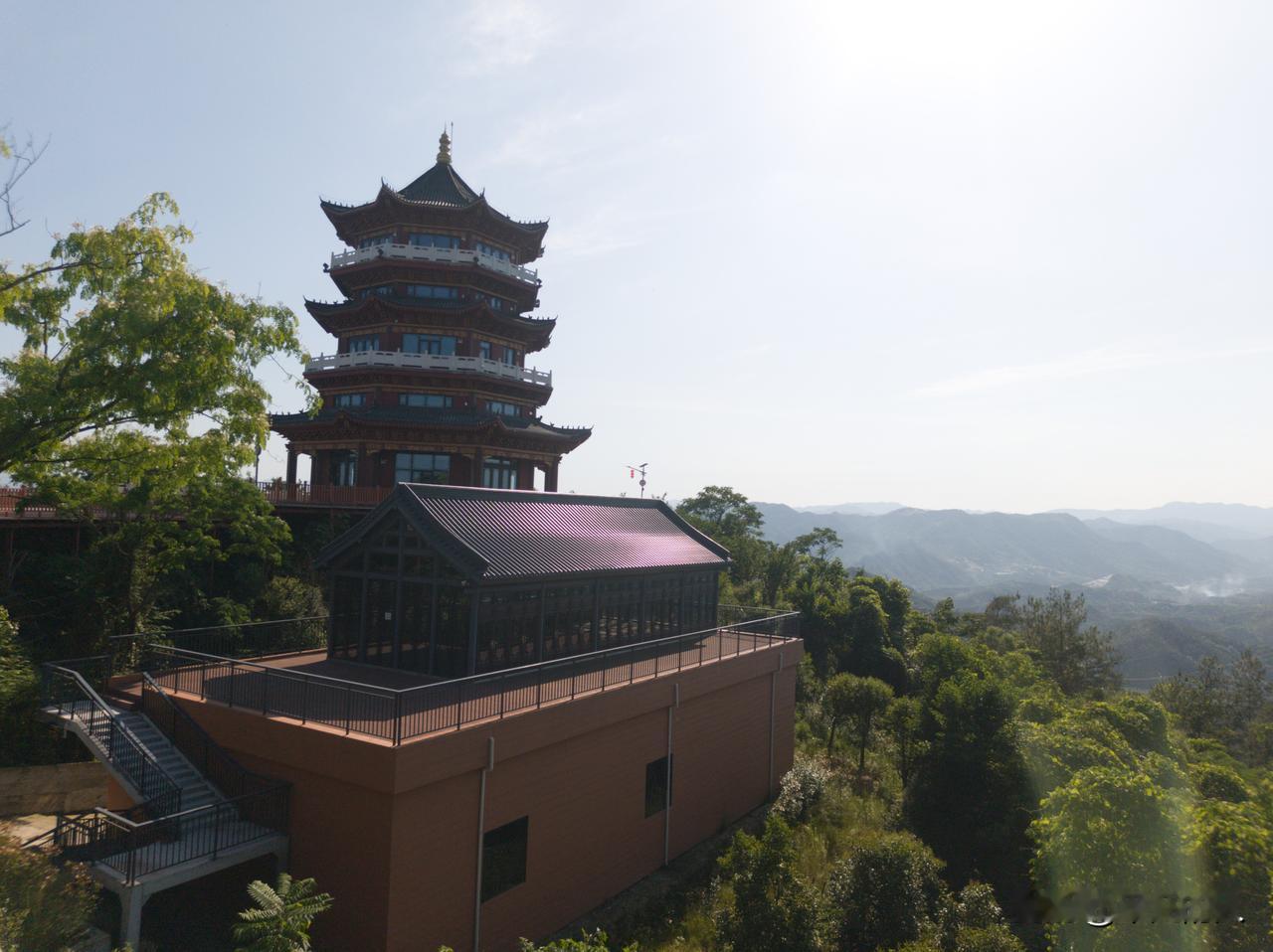 宝塔矗立在山巅，俯瞰脚下的县城，尽享自然之美。
