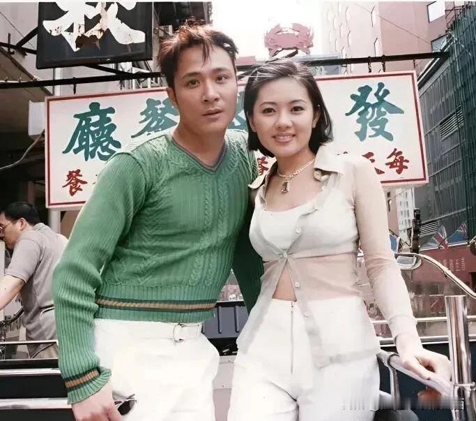 大家还记得她吗？那个曾经明艳动人的大美女李丽珍吗？她年轻时候是留着短发，依偎在吴