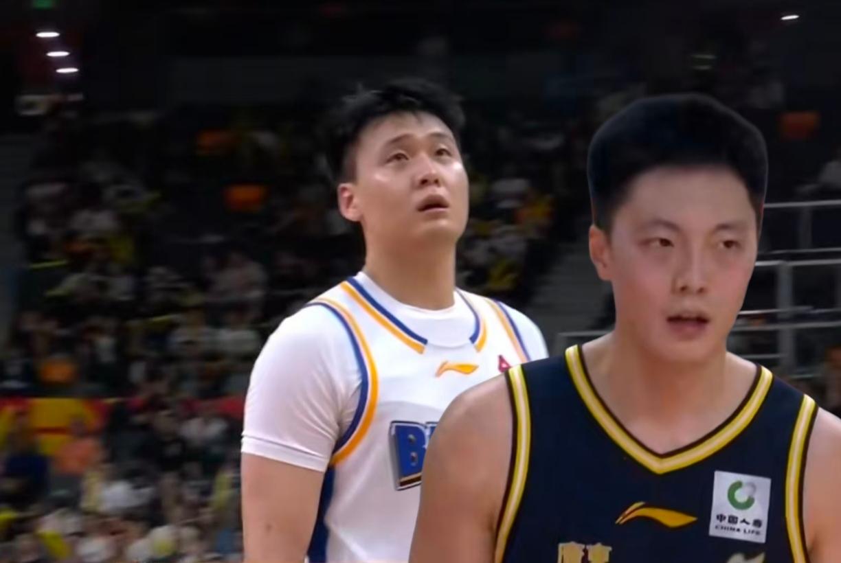 看了近期赵睿和胡明轩的表现，这哥俩打硬仗的实力根本就不在一个档次：
 赵睿——客