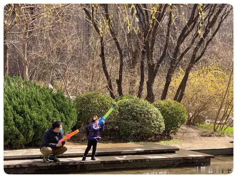 早上天不冷不热，正好出门活动活动，吹吹风、散散步，整个人都清爽不少。回到家，泡上