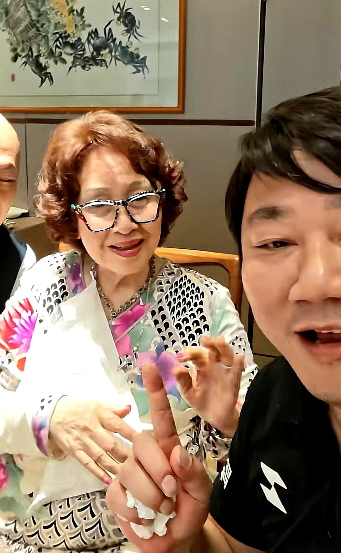 96岁的李蔡美灵端坐在饭桌前，没戴老花镜，旁人说句什么，她听得真真切切。这位李锦