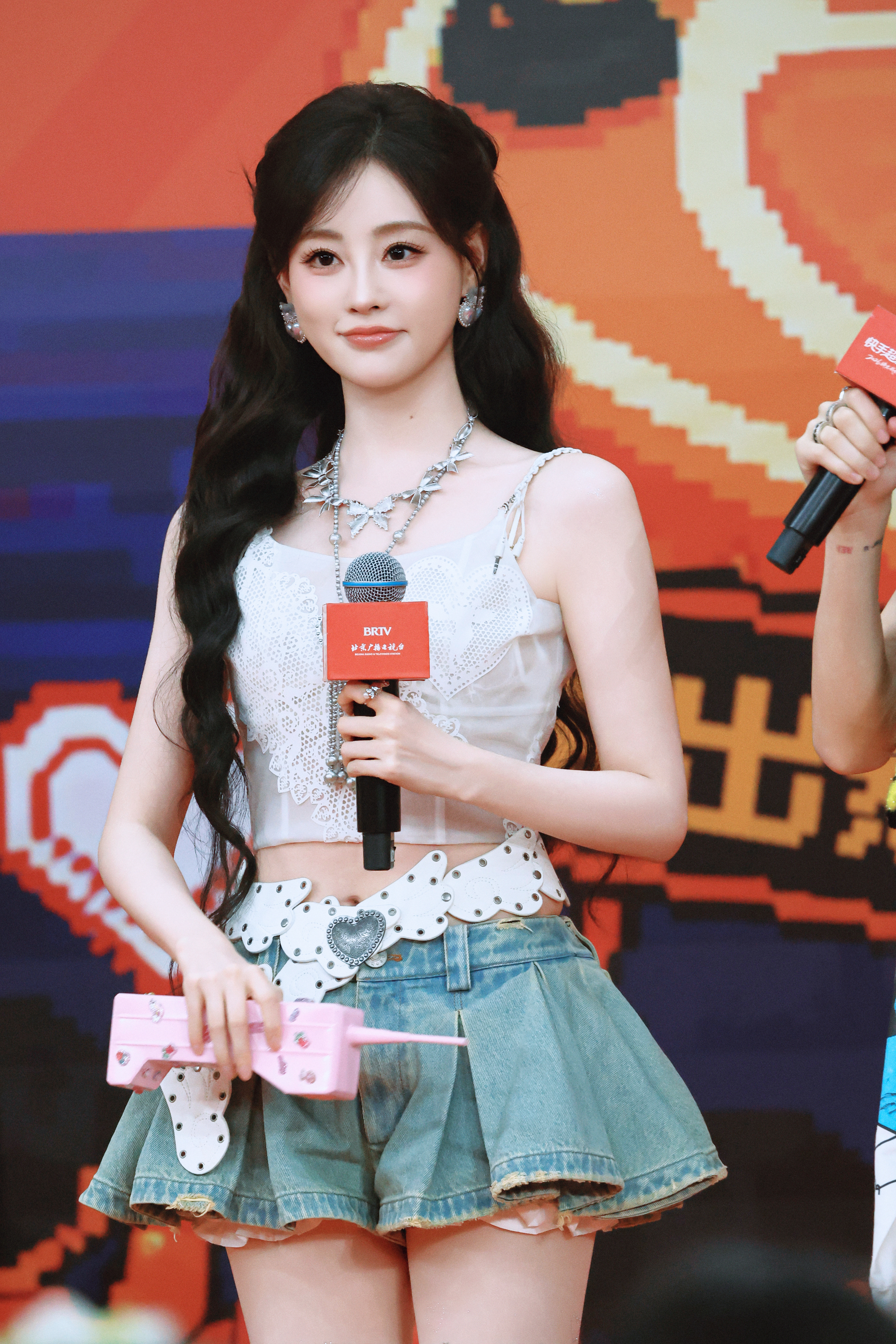 祝绪丹 · 纯白蕾丝吊带勾勒灵动腰线，牛仔百褶短裙搭配毛绒长靴，甜酷元气的舞台造